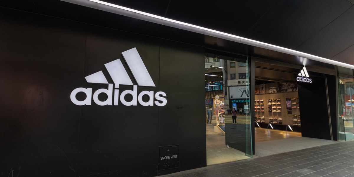 Логотип магазина Adidas в России